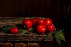 红色的番茄水果绿色叶子木董事会黑暗背景