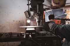 铣机工作工人手套工具减少金属工件垂直铣机巩固了硬质合金铣刀钢制造业行业铣过程金属制品