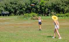 软模糊青少年女孩玩风筝草场公园花园一天光