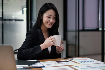 女商人会计持有咖啡审计公司的预算税信息计算会计师