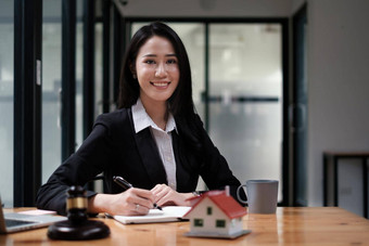 业务女人法律顾问坐着木桌子上办公室法律法律服务建议法官拍卖真正的房地产概念