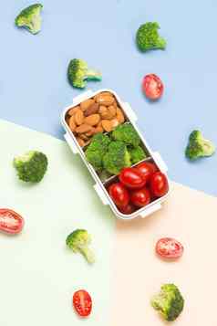 夏季健康的食物概念框架午餐盒子混合水果蓝色的背景前视图平躺