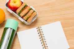关闭白色午餐盒子工作的地方工作桌子上健康的吃清洁食物习惯饮食健康护理概念