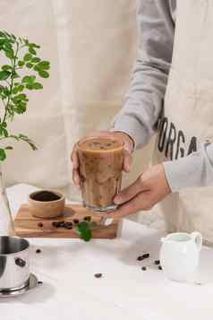 冰咖啡新鲜的咖啡木背景咖啡牛奶冰自然木