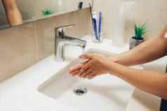 洗手摩擦肥皂男人。冬天流感病毒预防卫生停止传播细菌