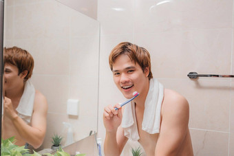 男人。刷牙牙齿浴室