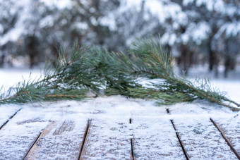 美丽的冬天场景模糊背景雪圣诞节自然背景木表格前闪亮的散景产品显示圣诞节时间模拟