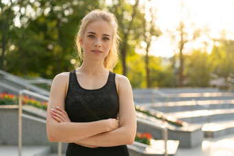 <strong>体育</strong>运动健身年轻的高加索人女人穿着运动服装站户外夏天公园<strong>阳光</strong>背景