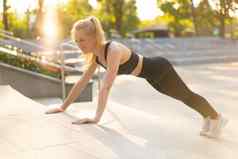 体育运动健身适合年轻的成人女人板材锻炼户外城市环境阳光夏天公园