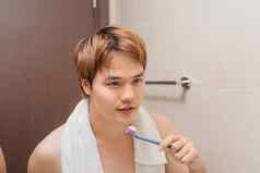 亚洲男人。刷牙牙齿早....浴室