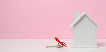 木房子粉红色的背景真正的房地产租赁购买出售概念房地产经纪人服务建筑修复维护