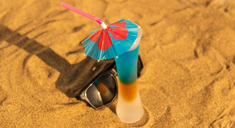 色彩斑斓的照片饮料桑迪海滩雨伞饮料