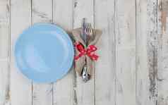 节日作文空蓝色的板餐具集乡村白色木表格表格设置前视图