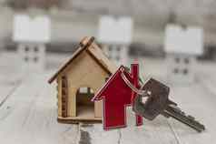 房子象征金属关键木表格真正的房地产保险概念抵押贷款买出售房子房地产经纪人概念