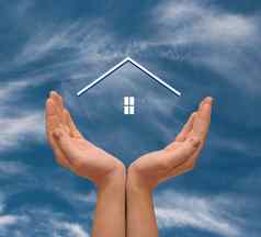 女人手持有透明的首页模型蓝色的天空云储蓄买房子真正的房地产贷款计划业务投资概念真正的房地产概念