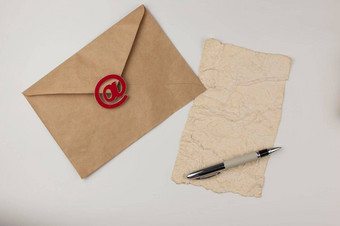 电子邮件标志棕色（的）信封空白纸表谎言白色背景概念电子邮件消息信