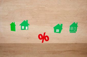 微型房子挂空气标志百分比木墙真正的房地产保险概念抵押贷款买出售房子房地产经纪人概念