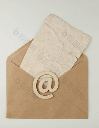 电子邮件标志棕色（的）信封空白纸表谎言白色背景概念电子邮件消息信