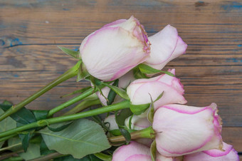 粉红色的玫瑰木背景母亲一天玫瑰花束粉红色的玫瑰花背景图像复制空间文本