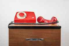红色的复古的电话木床头柜上