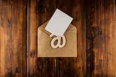 电子邮件标志白色空白纸工艺信封谎言古董木表格概念电子邮件消息信前视图复制空间