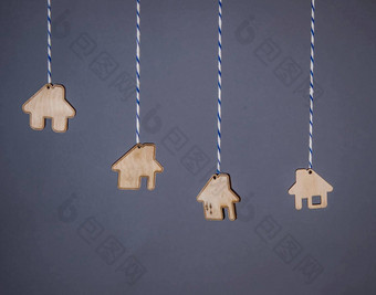 微型房子挂字符串灰色纸背景真正的房地产保险概念抵押贷款买出售房子房地产经纪人概念