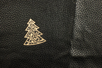 金圣诞节树黑色的皮革背景复制空间文本