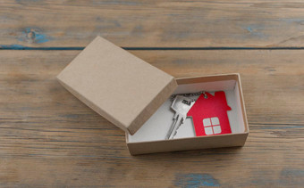 微型房子关键礼物盒子住房礼物赢得公寓彩票继承财产假期折扣购买公寓低价格出售真正的房地产