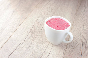 早<strong>餐</strong>健康的粉红色的奶昔草莓白色陶瓷杯浆果<strong>健身</strong>食物