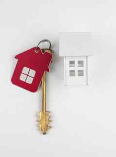 房子键房子形状的钥匙链孤立的白色背景
