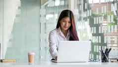 肖像亚洲女人移动PC电脑在线教育首页