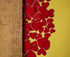 情人节一天卡红色的心木背景问候卡概念前视图