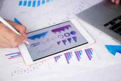 商人规划图图表投资报告金融平板电脑电脑桌子上统计金融利润文档数字市场营销业务概念