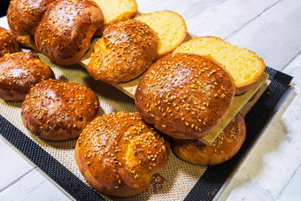 新鲜烤面包减少使拉猪肉汉堡