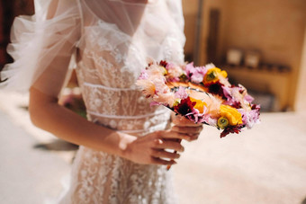 新娘婚礼衣服有创意的花束特写镜头不寻常的花束手新娘法国普罗旺斯