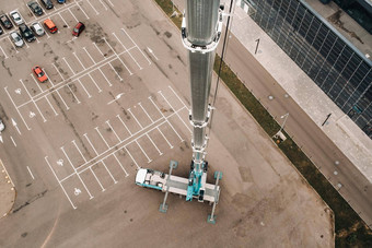 视图高度最高的车起重机开放停车很多玻璃建筑城市准备好了工作最高移动起重机部署网站高度箭头米
