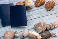 文档石头贝壳蓝色的木背景旅行主题