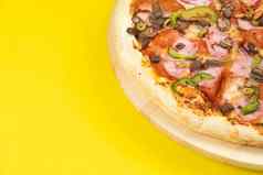 美味的大披萨小牛肉蘑菇黄色的背景