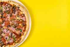 美味的大披萨小牛肉蘑菇黄色的背景