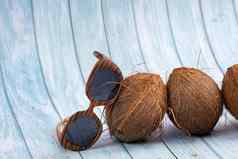 椰子木眼镜蓝色的木背景