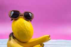 分类黄色的水果眼镜谎言粉红色的背景
