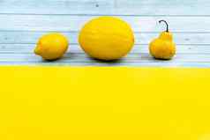 分类黄色的水果谎言蓝色的木背景黄色的背景