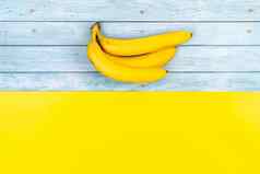 黄色的香蕉谎言蓝色的木背景黄色的背景