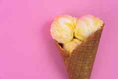 fruit-scented冰奶油球华夫格锥粉红色的背景