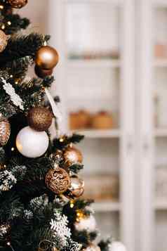 圣诞节树特写镜头一年的夏娃装饰白雪覆盖的圣诞节树