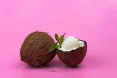 香草冰奶油球新鲜的椰子半装饰薄荷叶子粉红色的背景