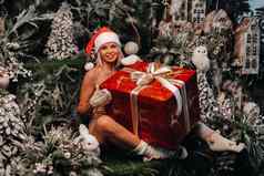 女孩圣诞老人他大圣诞节礼物手令人难以置信的圣诞节背景微笑女人洗澡西装背景圣诞节树小房子