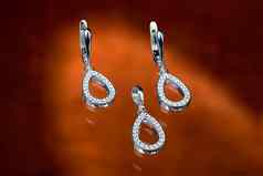 珠宝集耳环项链链使白色黄金宝石