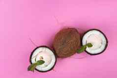 香草冰奶油球新鲜的椰子半装饰薄荷叶子粉红色的背景