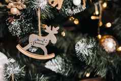 圣诞节树特写镜头挂鹿登记快乐圣诞节